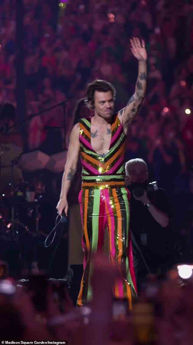 Harrys Haus!  Der ehemalige One Direction-Sänger, der einen bunt gestreiften Overall trug, ist erst der dritte Musiker, der ein Banner in New York City hissen ließ