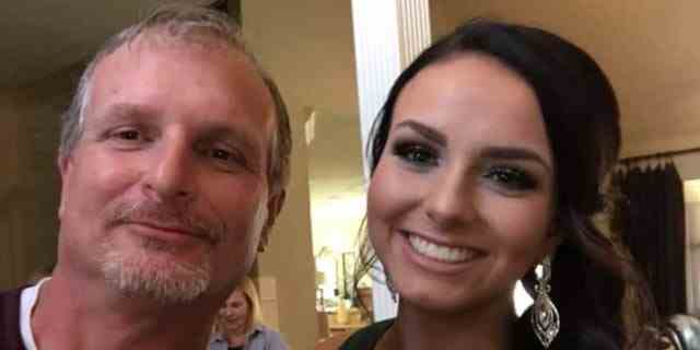 Paul Rice posiert mit seiner Tochter, der ermordeten LSU-Seniorin Allison "Allie" Rice, der am Freitagmorgen in Baton Rouge erschossen wurde.