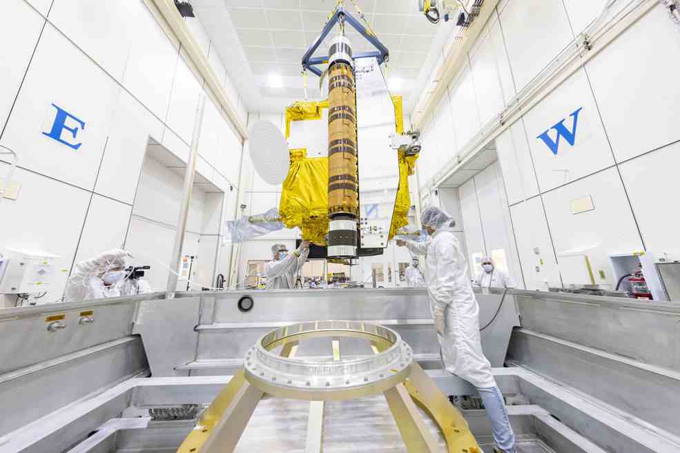 Der Double Asteroid Redirection Test (DART) der NASA wird für seine Reise zur Vandenberg Space Force Base in Kalifornien für einen Start am 24. November 2021 in einen Schiffscontainer gebracht.