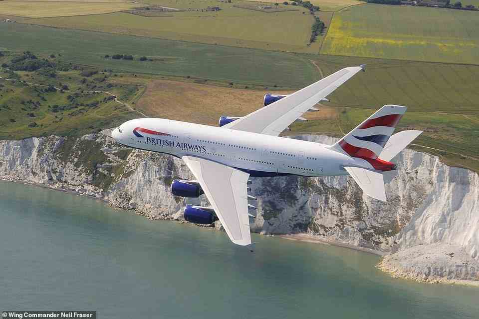 Die führende britische Fluggesellschaft ist British Airways, die zum zweiten Mal in Folge den 11. Platz weltweit belegt.  Eines der A380-Flugzeuge der Fluggesellschaft ist oben abgebildet und fliegt über die weißen Klippen von Dover