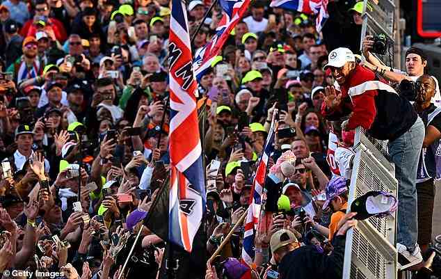 Schätzungsweise 600.000 Flaschen wurden in Silverstone wiederverwendet, als Carlos Sainz in Silverstone gewann