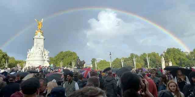 Ein Regenbogen erscheint über dem Buckingham Palace, kurz bevor der Tod der Königin am 8. September 2022 in London bekannt gegeben wurde. 