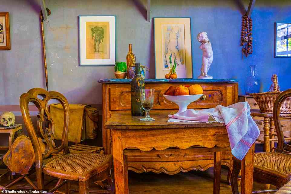 Oben ist das Atelier de Cezanne, das luftige Atelier des Künstlers, das „so ziemlich belassen wurde, wie es war;  Leinwände und Öle, Körbe mit reifen roten Äpfeln, ein Hauch von Leinsamen und eine mit Farbe bespritzte Leiter.