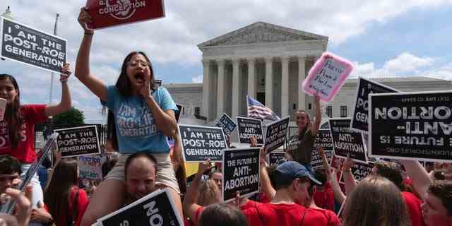 Pro-Life-Demonstranten feiern am 24. Juni 2022 vor dem Obersten Gerichtshof in Washington.