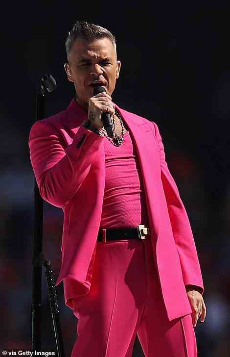 Das ehemalige Take That-Bandmitglied zog ein pinkfarbenes Ensemble für die Grand Final Pre-Show an