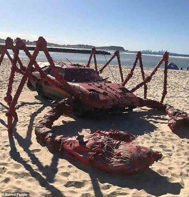 Dieses rot gestrichene und mit Zangen geschmückte Strandfahrgeschäft wurde in eine Krabbe verwandelt