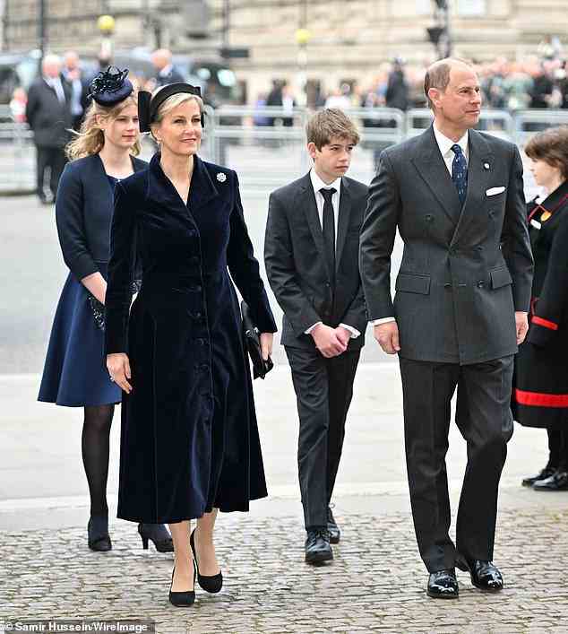 Berichten zufolge bewundert Kate Middleton den Stil, mit dem das Paar James, Viscount Severn (14) und Lady Louise Windsor (18) großgezogen hat, die beide ohne HRH-Titel und außerhalb der Öffentlichkeit aufgewachsen sind