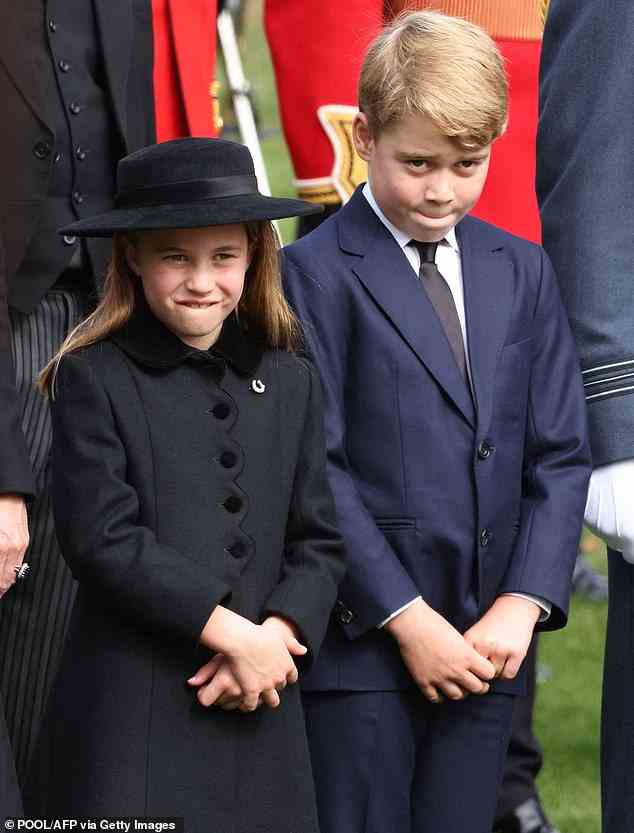Einheit der Geschwister: Die jungen Royals waren den ganzen Tag über unzertrennlich und wurden kaum von der Seite des anderen gesehen.  Hier abgebildet am Wellington Arch nach der Trauerfeier in der Westminster Abbey