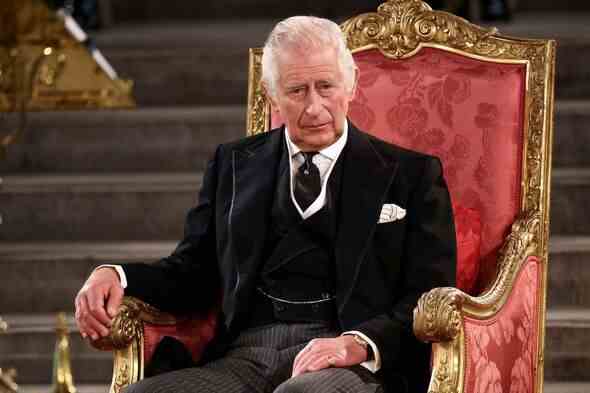 König Charles sitzt auf einem Thron 