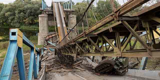 Ein russischer Panzer und eine zerstörte Brücke sind am 20. September 2022 in Izium, Ukraine, zu sehen.  Izium war seit dem 1. April von Russen besetzt, was der kleinen Stadt große Zerstörung und Tod zufügte.