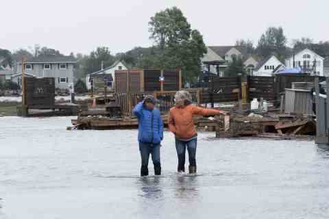 Die Bewohner stehen nach dem Tod von Fiona am Samstag in Shediac, New Brunswick, im Hochwasser.