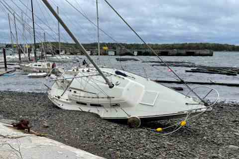 Ein Segelboot liegt am Samstag in Shearwater, Nova Scotia, an Land gespült.