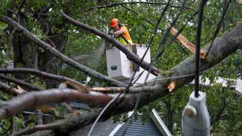 Ein Arbeiter befreit am 24. September 2022 in Halifax umgestürzte Bäume und heruntergefallene Kabel von Schäden.  