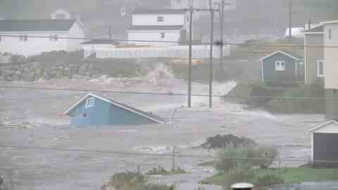 Wasser umgibt am Samstag ein eingestürztes Haus in Channel-Port aux Basque, Neufundland. 