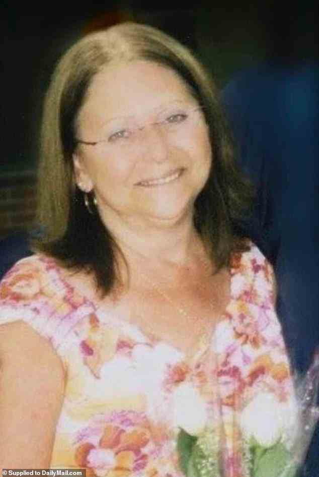 Linda Louise Torello starb 2017 im Alter von 66 Jahren an Krebs, was bedeutet, dass ihr Ex-Mann möglicherweise fünf Jahre lang auf ihre Grabstätte uriniert hat