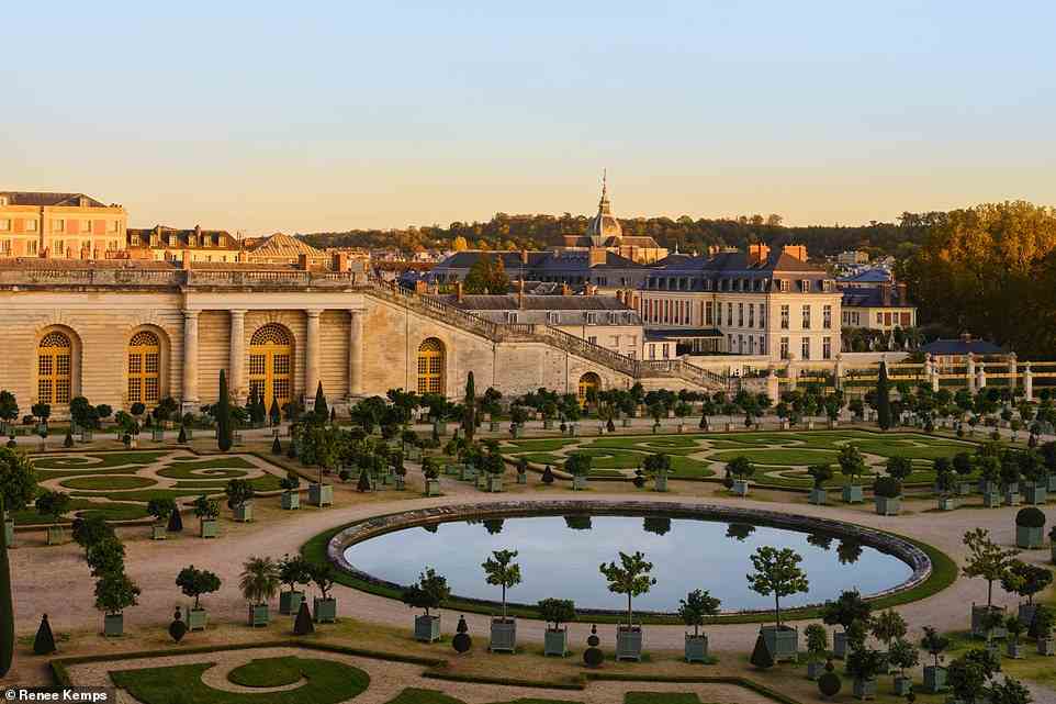 Le Grand Controle (oben rechts) befindet sich auf dem Gelände des Schlosses von Versailles.  Es wurde 1681 vom Lieblingsarchitekten des ehemaligen Residenten Ludwig XIV., Jules Hardouin-Mansart, erbaut