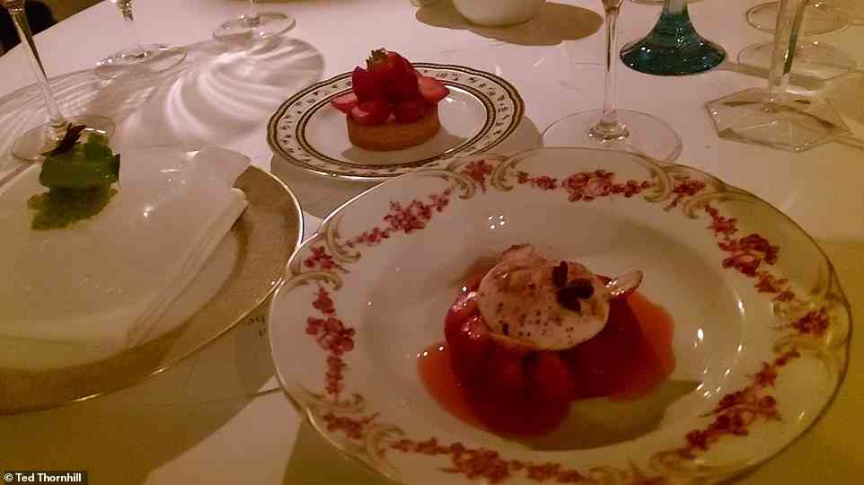 Die Desserts – frisches Kräutersorbet auf einem Eisblock (links), Erdbeerfontainebleau (unten rechts) und der „Königskuchen“, Vanillebiskuit mit „Anais“-Erdbeeren