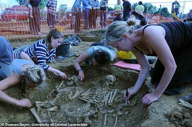 Archäologen graben während ihrer Arbeit in Oakington Cambridgeshire eine komplizierte dreifache Bestattung aus.  Diese drei Frauen waren nicht miteinander verwandt und jede hatte einen unterschiedlichen Anteil an WBI- (Westbritannien und Irland) und CNE- (kontinental-nordeuropäischen) Vorfahren