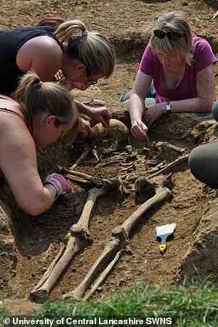 Archäologen graben Grab 112 in Oakington Cambridgeshire aus, es enthielt einen erwachsenen Mann, der mit einem Messer begraben wurde.  Er hatte 99,99 % CNE-Vorfahren