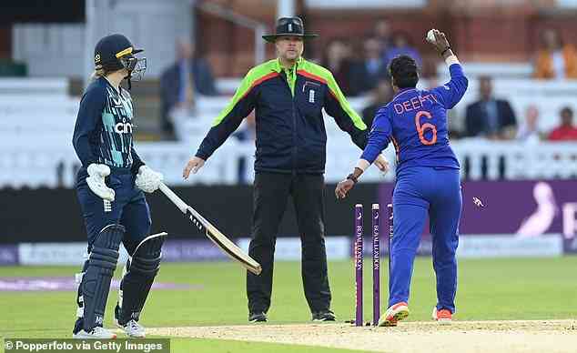 Der indische Bowler Deepti Sharma (rechts) setzte sich am Samstag im dritten ODI kontrovers gegen Charlie Dean durch, wobei Indien die Serie aufgrund des Wickets mit 3: 0 gewann