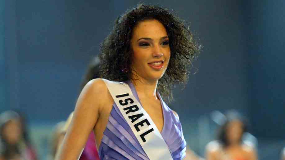Miss Israel Gal Gadot lächelte bei der Miss Universe Final Show im Jahr 2004