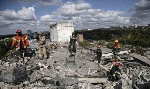Beseitigung von Trümmern nach russischem Luftangriff in Charkiw