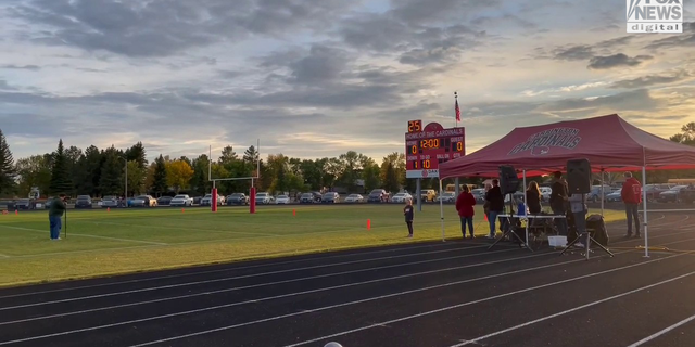 Die High School von Cayler Ellingson unterbricht das Homecoming-Footballspiel, um sich an sein Leben zu erinnern.