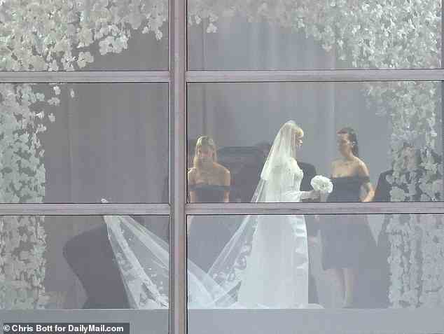 Es kursieren Gerüchte über eine Kluft zwischen Victoria und Nicola, die angeblich begonnen hat, als die Braut an ihrem Hochzeitstag ein Haute-Couture-Kleid von Valentino trug und nicht eines, das von ihrer zukünftigen Schwiegermutter entworfen wurde