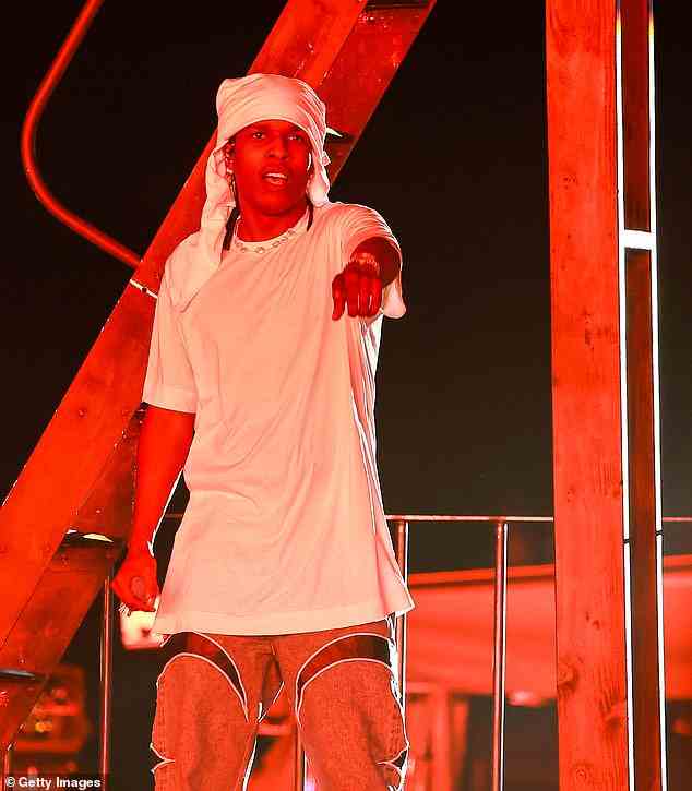 Der 33-jährige Rapper schaffte es um 21:45 Uhr auf die Bühne und spielte ein paar Songs, bevor es um 22:00 Uhr endete, was den Darsteller dazu veranlasste, sich für die Länge des Sets zu entschuldigen, sagten Quellen gegenüber TMZ