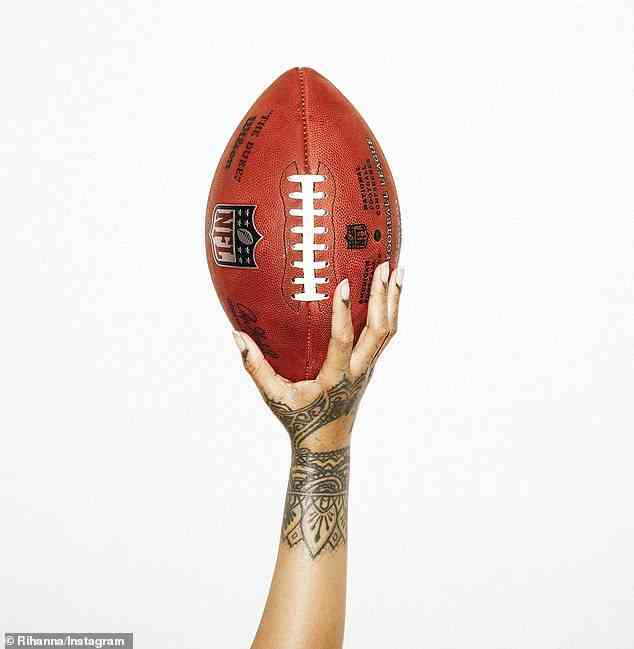 Rihanna gab am Sonntag in den sozialen Medien bekannt, dass sie die Halbzeitshow des Super Bowl 2023 leiten wird
