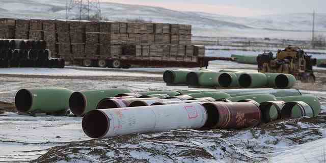 Rohre für die Keystone XL-Pipeline, die am 26. Januar 2021 auf einem Hof ​​in der Nähe von Oyen, Alberta, Kanada, gestapelt wurden. Die NRDC war eine von vielen Gruppen, die wegen des Projekts klagte.