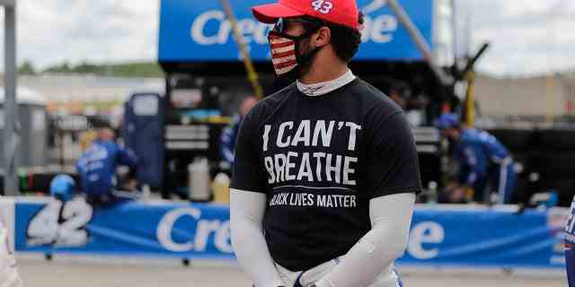 Bubba Wallace (43) trägt einen "Ich kann nicht atmen, Black Lives Matter" Shirt vor einem Autorennen der NASCAR Cup Series auf dem Atlanta Motor Speedway, Sonntag, 7. Juni 2020, in Hampton, Ga.