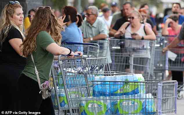 Eine Reihe von Käufern ist vor einem Einzelhandelslager zu sehen, während die Floridianer sich beeilen, sich auf den Sturm vorzubereiten, der voraussichtlich ein starker Hurrikan sein wird