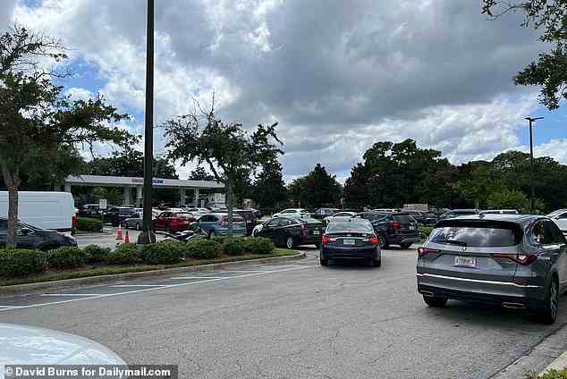 Autos stellen sich an einer Costco-Tankstelle in Orlando, Florida, auf, während die Bewohner sich beeilen, sich vor dem bevorstehenden Sturm mit Benzin einzudecken