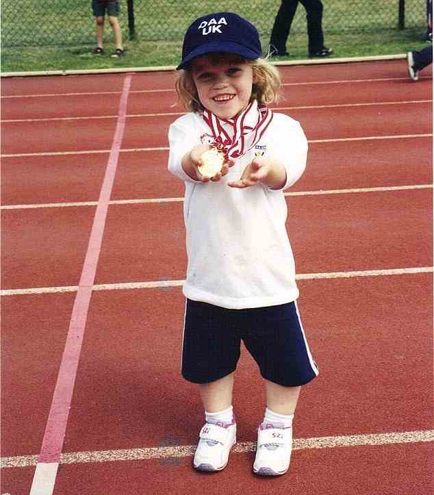 A sporty child, Ellie began to collect medals in all sorts of sports before dedicating herself to swimming