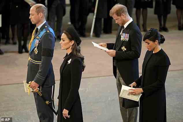 Im Bild: Prinz William, links, Kate, Prinzessin von Wales, zweite links, Prinz Harry und seine Frau Meghan, die Herzogin von Sussex, rechts, erweisen Königin Elizabeth II. ihre Aufwartung