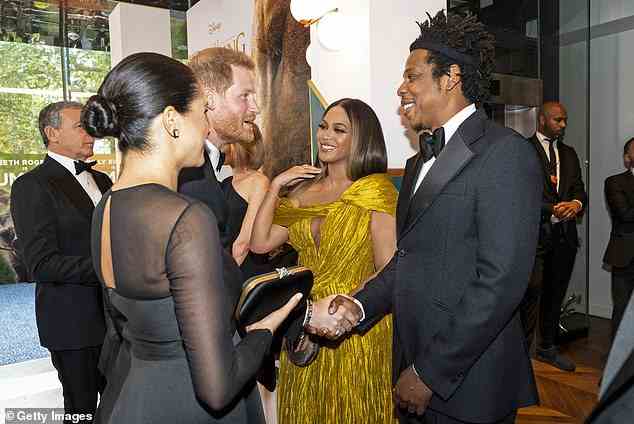 Meghan Markle dachte, dass sie die Beyoncé des Vereinigten Königreichs sein würde, als sie Prinz Harry heiratete, behauptet ein bombastisches neues Buch.  Im Bild treffen sich die Sussexes mit Beyonce und Jay-Z (R) am 14. Juli 2019
