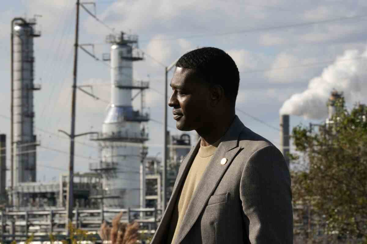 EPA-Administrator Michael Regan steht in der Nähe der Marathon Petroleum Refinery.