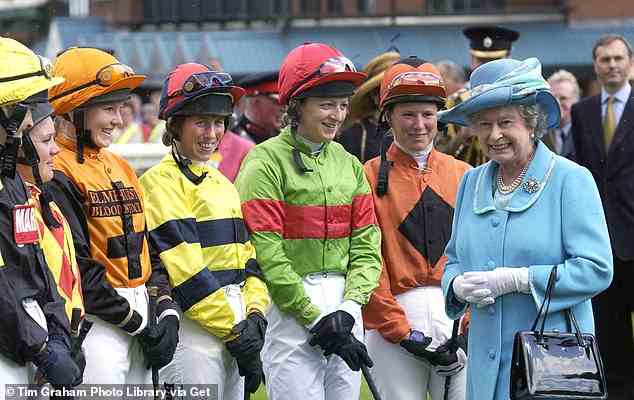 Die Queen, auf dem Bild beim Treffen mit Amateur-Jockeys in Beverly, war der ultimative Endorser des Rennsports