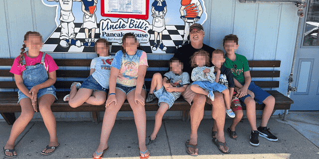 Familienfoto von Mark Houck, einem vom FBI verhafteten Pro-Life-Aktivisten, mit seinen Kindern.