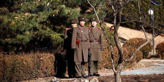 Nordkoreanische Soldaten blicken in der DMZ nach Süden.  Berichten zufolge verbreitet Südkorea Nachrichten über den Überläufer über Lautsprecher.