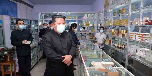 Auf diesem von der nordkoreanischen Regierung bereitgestellten Foto besucht der nordkoreanische Führer Kim Jong Un (Mitte) am 15. Mai 2022 eine Apotheke in Pjöngjang, Nordkorea.