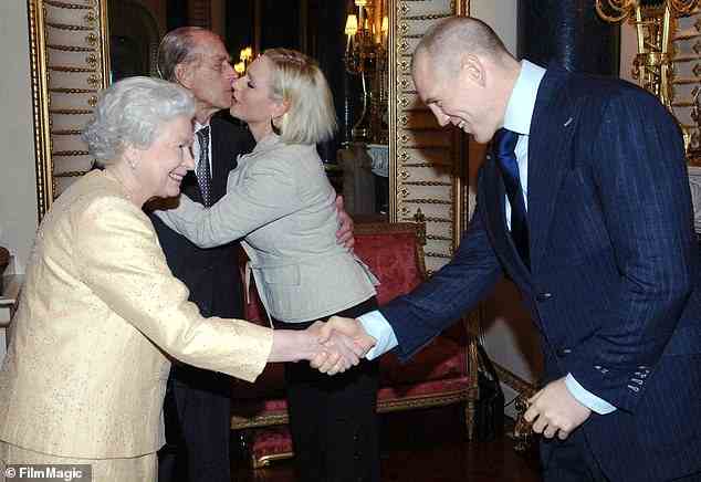 Das Ex-England-Rugby-Ass, der mit Prinzessin Annes Tochter Zara Tindall verheiratet ist, gab auch bekannt, dass er „voller Reue“ ist, der Königin während seiner Zeit mit ihr keine weiteren Fragen gestellt zu haben