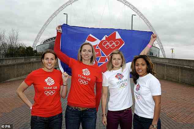 Team: Sowohl Alex als auch Kelly vertraten GB bei den Olympischen Sommerspielen 2012 (LR Kelly, Faye White, Ellen White und Alex außerhalb von Wembley)