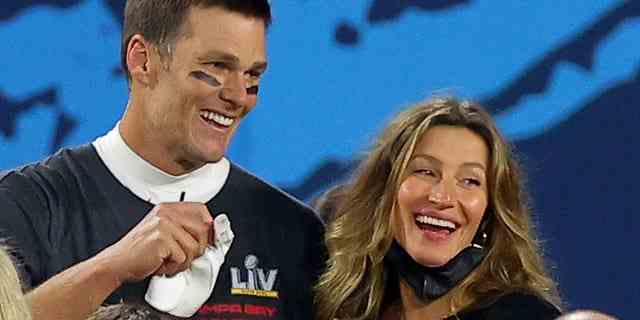 Tom Brady und seine Frau Gisele Bündchen feiern, nachdem er 2021 den Super Bowl LV gewonnen hat.