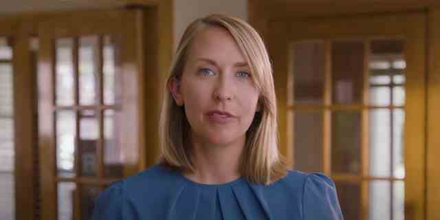 Die demokratische Kongresskandidatin von Michigan, Hillary Scholten, ist in einer Anzeige mit dem Namen zu sehen "Hart."