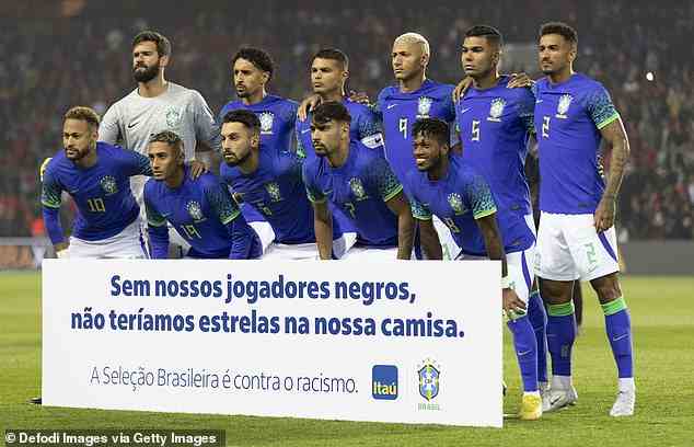 Vor dem Spiel kamen Brasiliens Spieler zusammen und posierten für Fotos mit einem Anti-Rassismus-Banner mit der Aufschrift: „Ohne unsere schwarzen Spieler hätten wir keine Sterne auf unseren Trikots.“