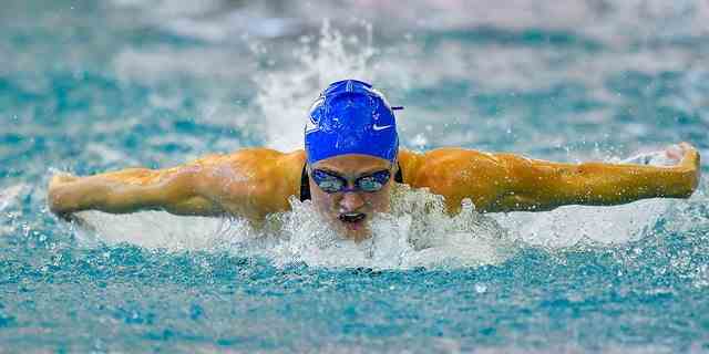 Der Schwimmer Riley Gaines aus Kentucky schwimmt am 19. März 2022 im McAuley Aquatic Center in Atlanta die 200 Butterfly Prelims bei den NCAA Swimming and Diving Championships.