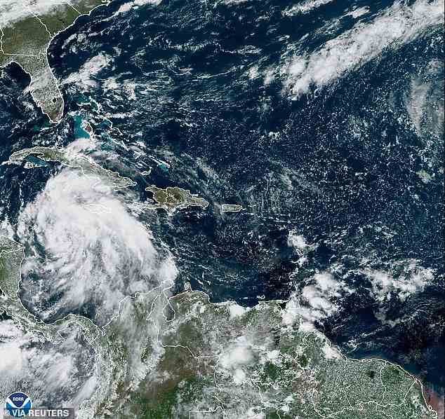 Ian hat sich am frühen Montag von einem Tropensturm zu einem Hurrikan der Kategorie 1 entwickelt, und der Gouverneur von Florida, Ron DeSantis, hat gewarnt, dass er bald Kategorie 5 erreichen könnte