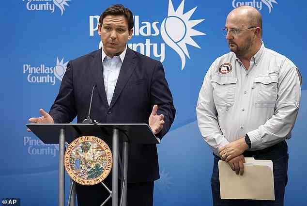 Gouverneur Ron DeSantis rief am Samstag den Notstand für ganz Florida aus.  Er ist mit Kevin Guthrie, Direktor der Florida Division of Emergency Management, während einer Pressekonferenz am Montag abgebildet